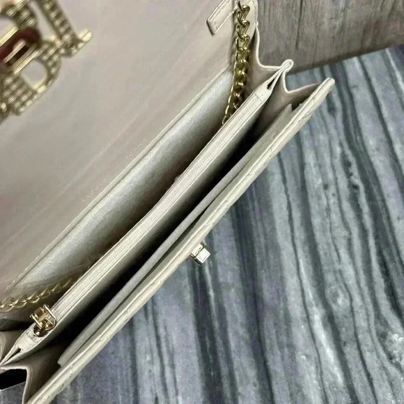 Badgley Mischka Clutch Vegan Leather Ivory Chain Shoulder Strap NEW - Picture 5 of 12